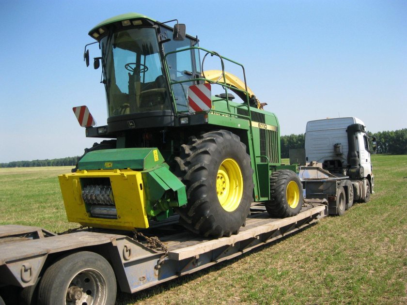 Трактор John Deere на трале