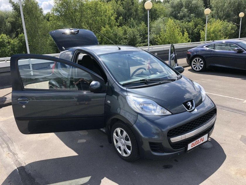 Пежо 107 серый