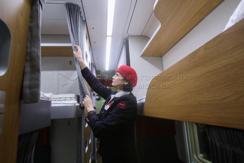 Полка для багажа в поезде