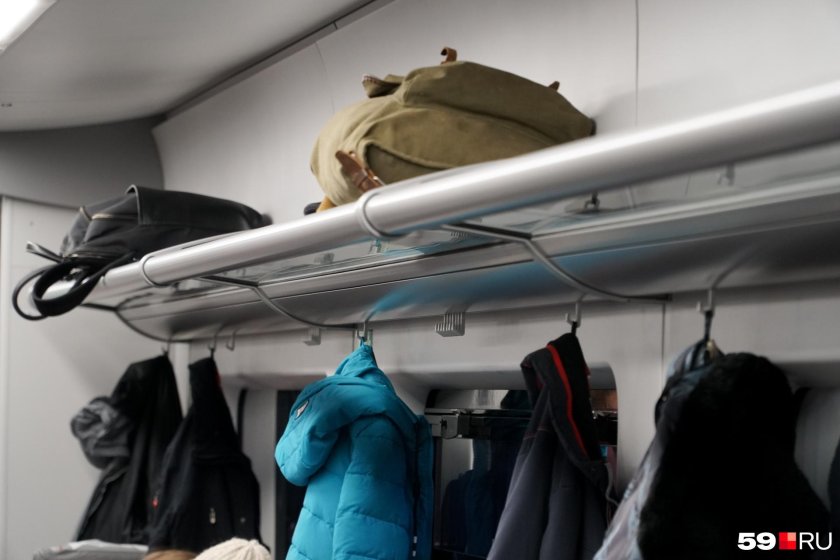 Крючок для одежды в поезде