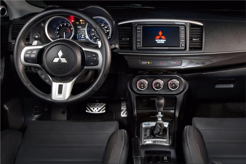 Mitsubishi Lancer EVO 10 салон
