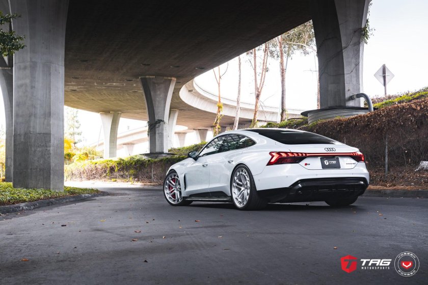 Белые обои на ПК 4к Ауди е трон