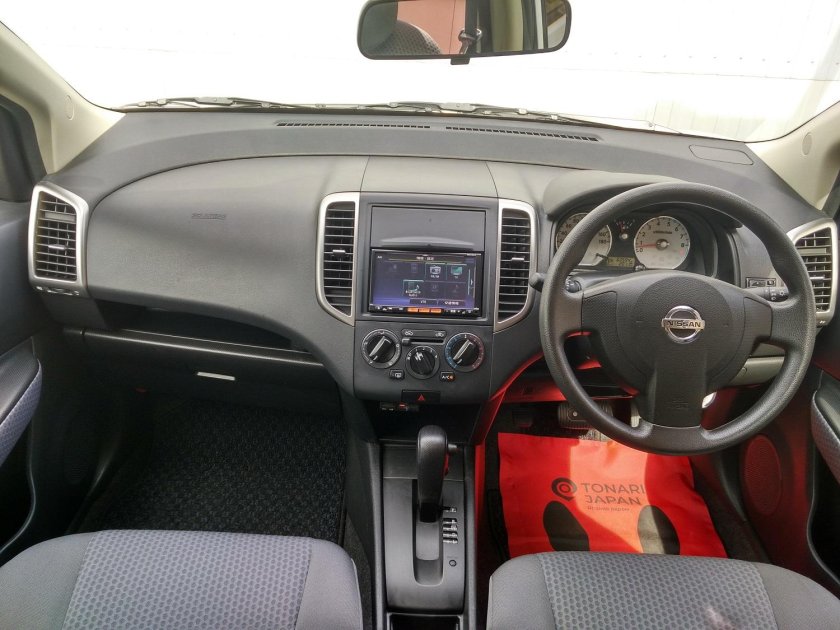 Nissan Wingroad салон