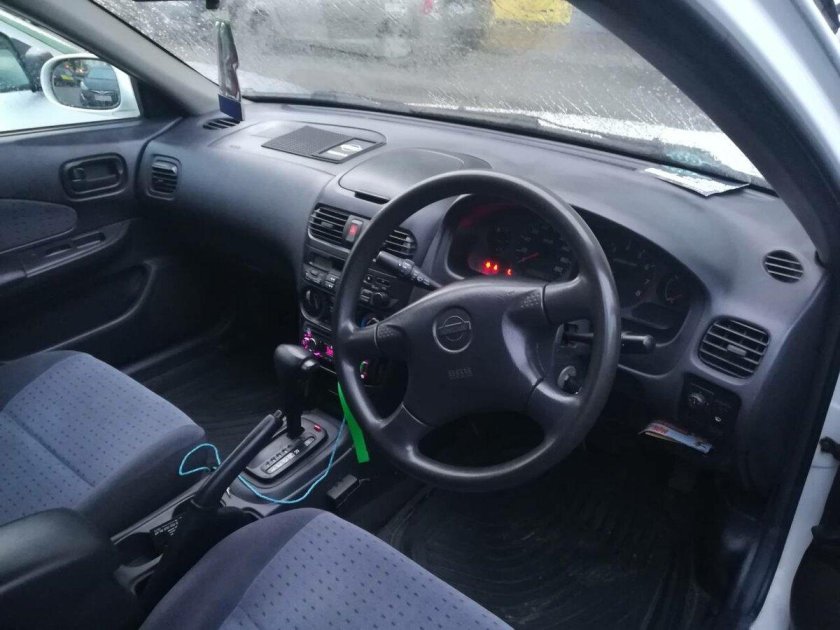 Nissan Wingroad 2000 салон