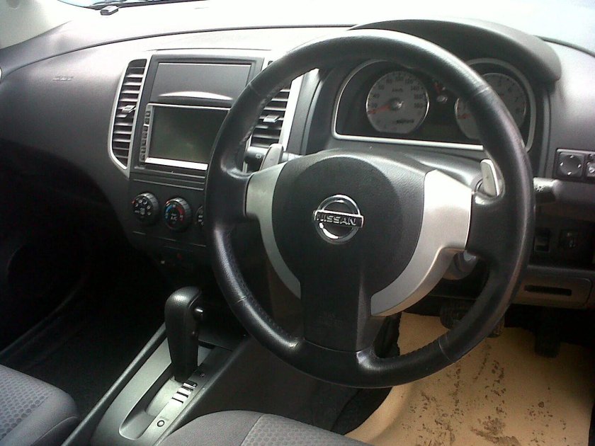 Nissan Wingroad, 2004 салон