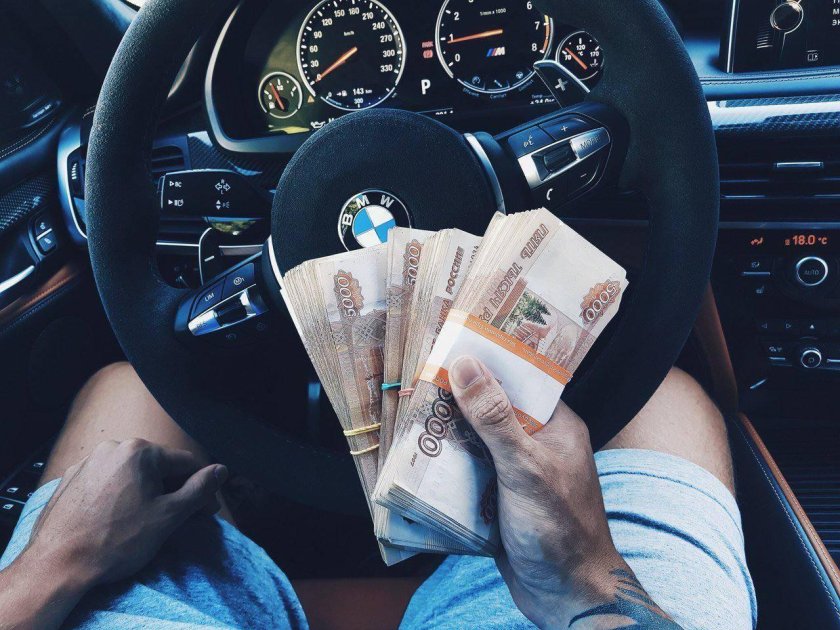 Пачка денег в машине
