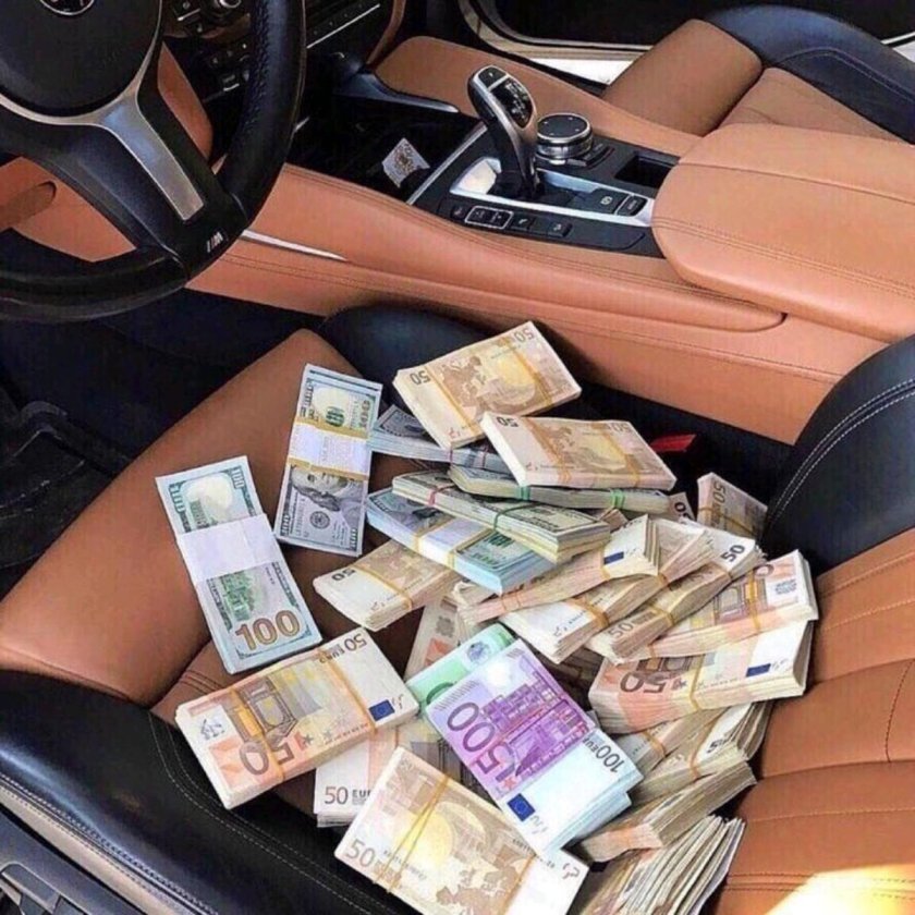 Пачка денег в машине