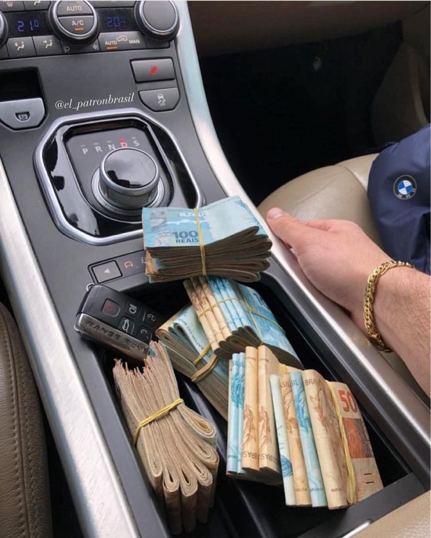 Деньги в салоне авто