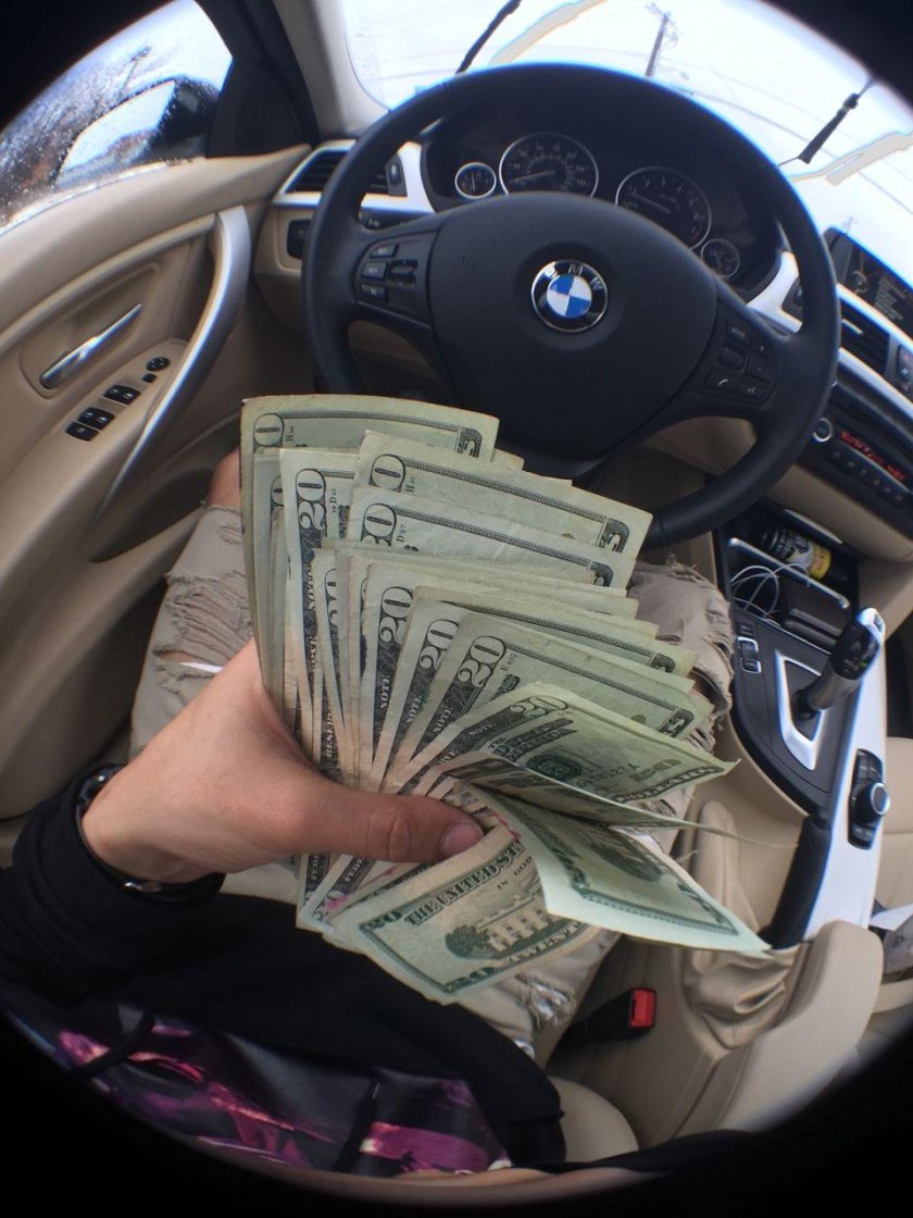 Деньги в машине