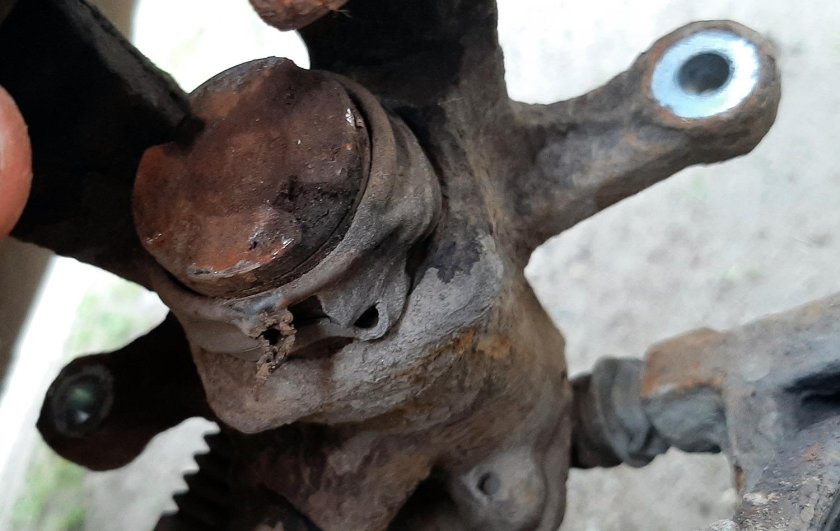 Подклинивает задний суппорт Солярис