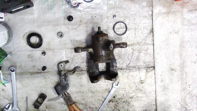 Задний суппорт Солярис 2012