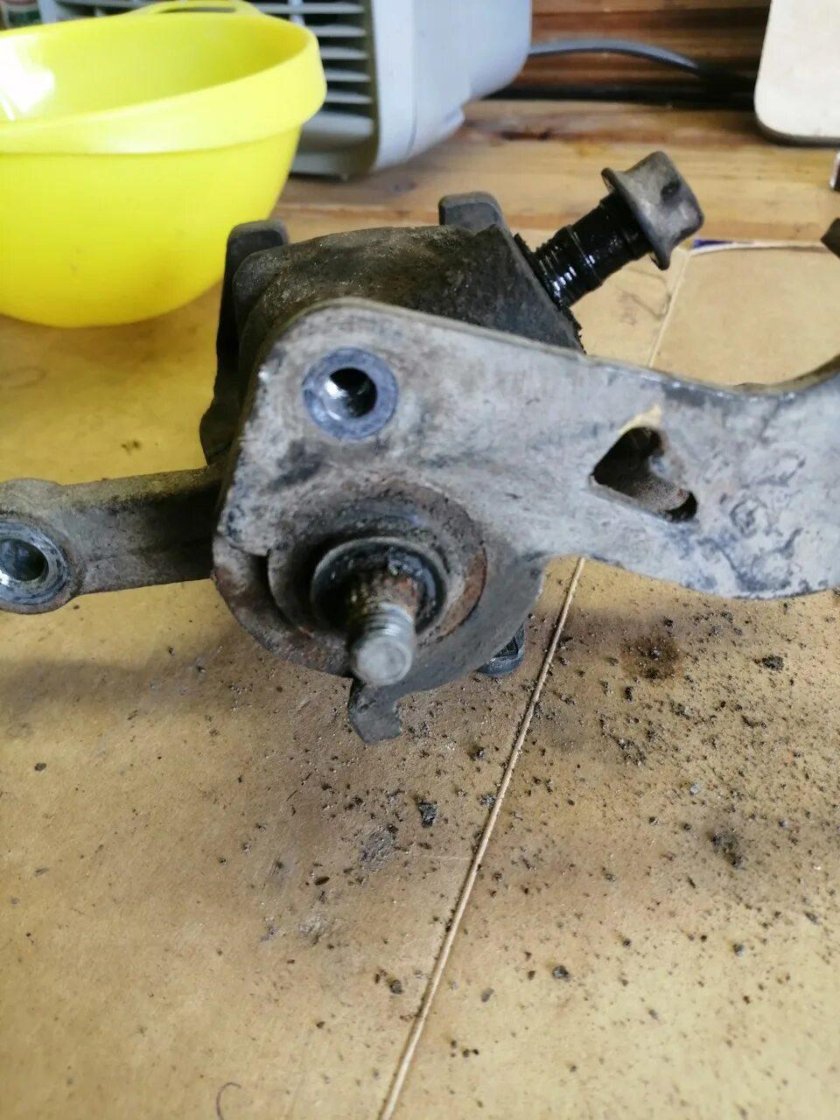 Замена поршня заднего суппорта Солярис