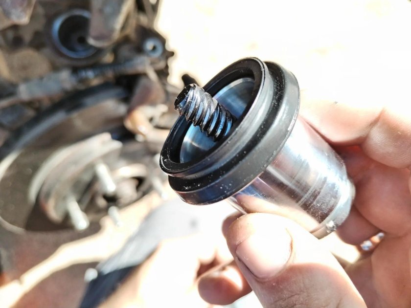 Замена пыльника суппорта Солярис задний