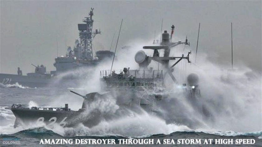 Военный корабль в шторм
