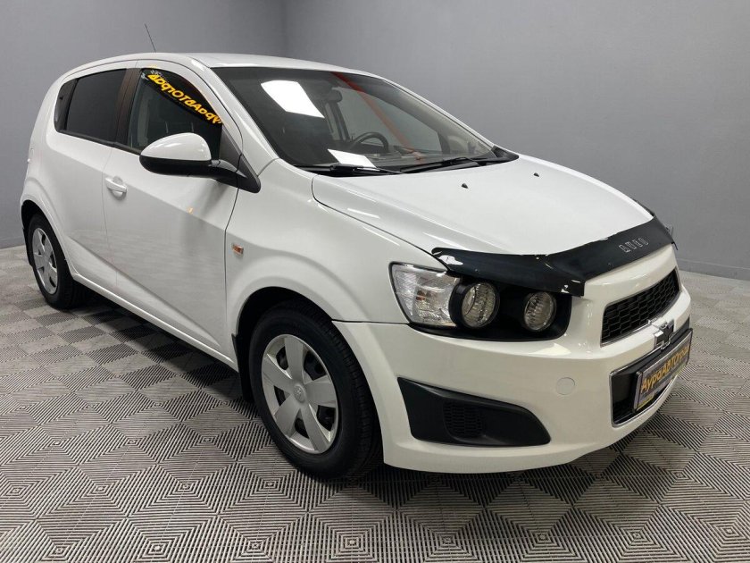 Chevrolet Aveo 2012 хэтчбек белый