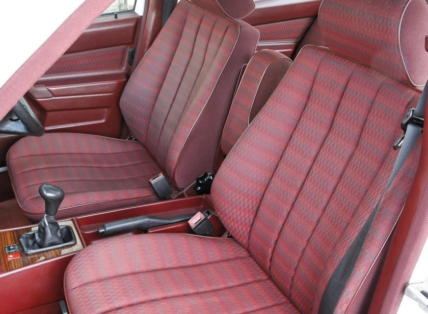 Красный салон Мерседес 190