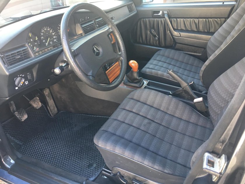 Мерседес Бенц 190 салон