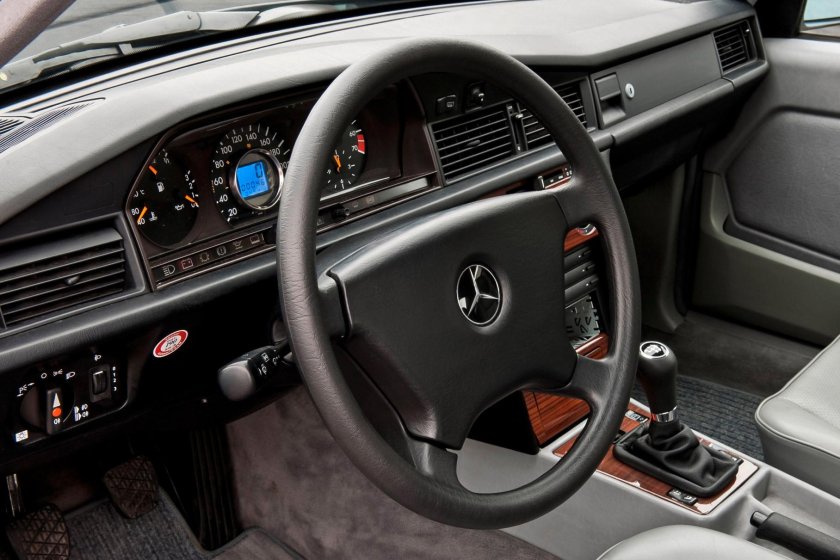 Мерседес Бенц 190е салон