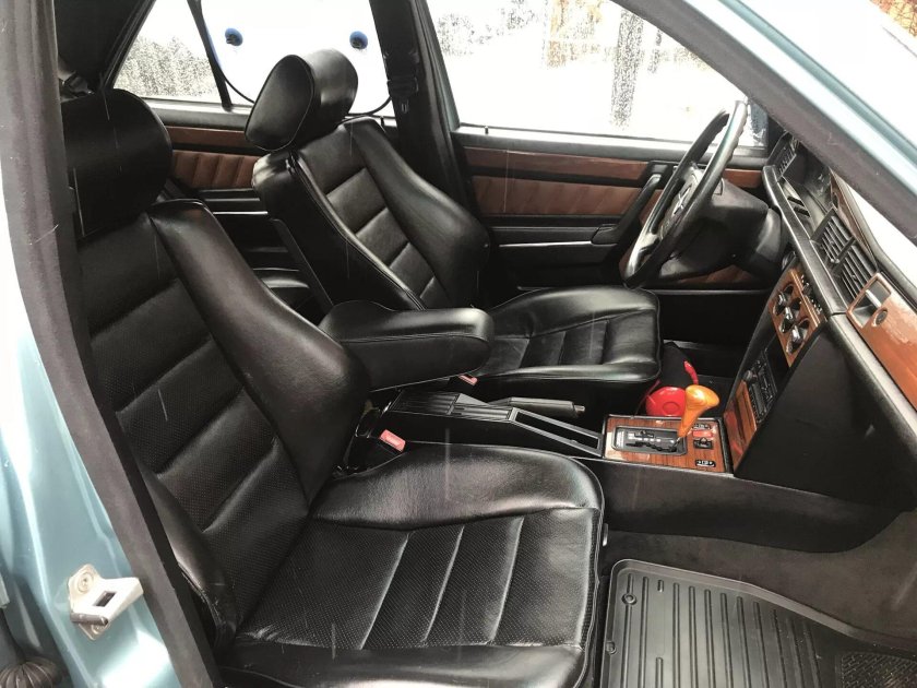 Кожаный салон Мерседес 190