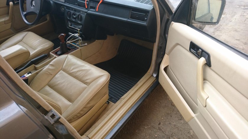 Мерседес 190 бежевый салон