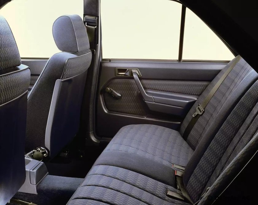 Мерседес 190 салон сзади