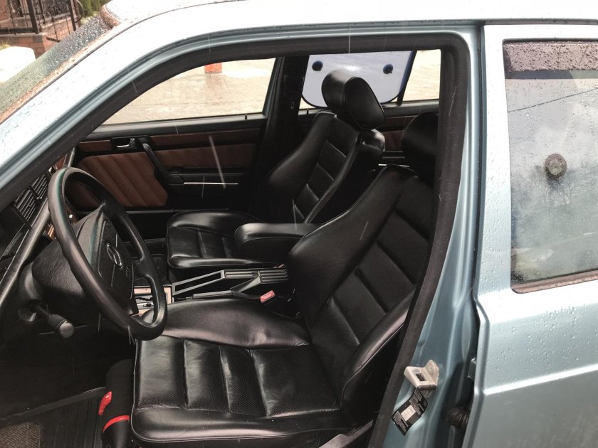 Кожаный салон Мерседес 190