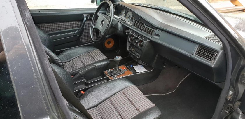 Кожаный салон Мерседес 190