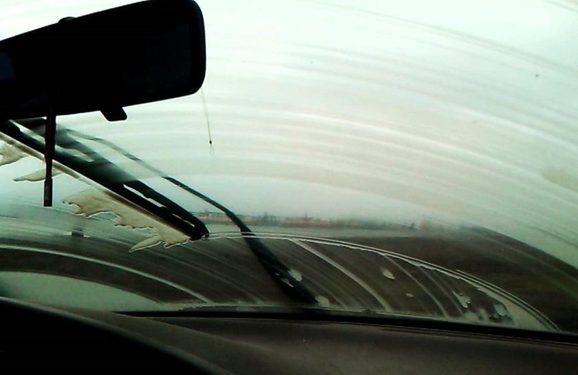Лобовое стекло машины