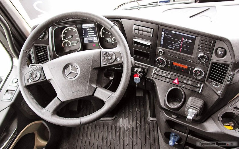 Мерседес Бенц Актрос 1846 салон