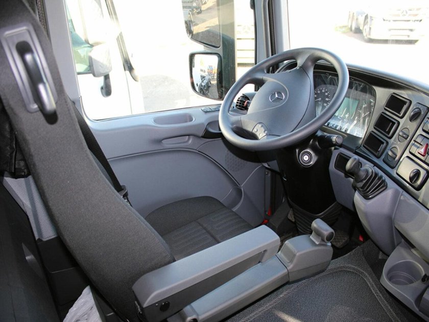 Мерседес Актрос самосвал салон