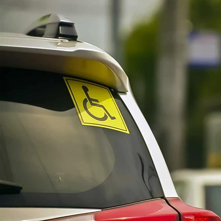 Знак инвалида на авто