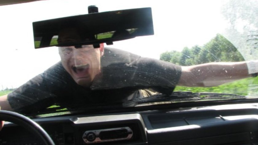 Человек на капоте