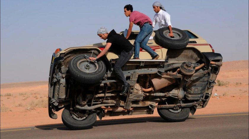 Арабы на машинах на двух колесах