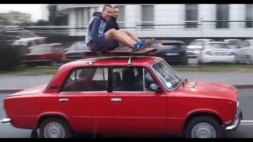 Человек на крыше авто