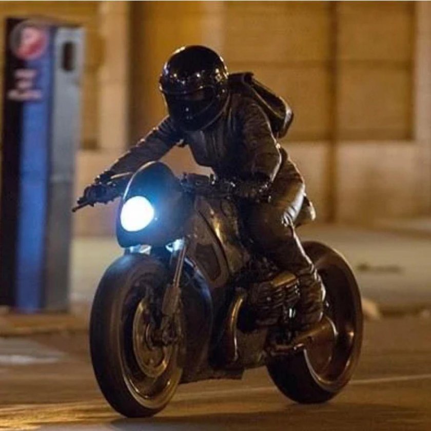 Роберт Паттинсон на мотоцикле Бэтмен