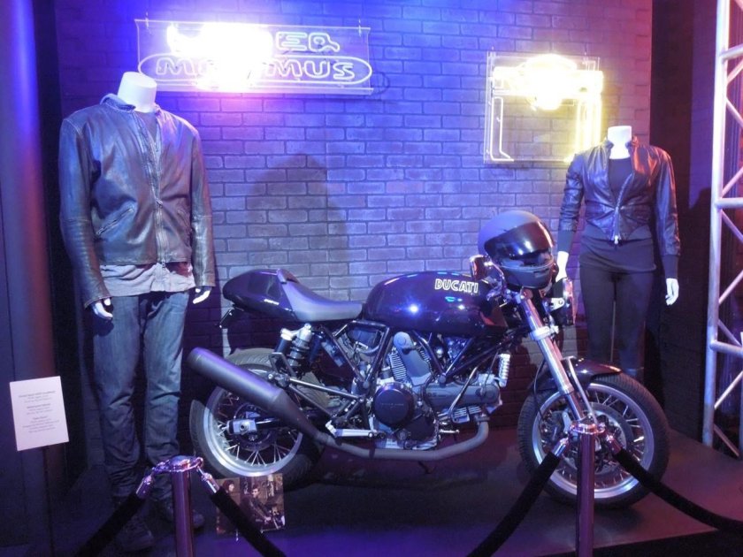 Мотоцикл в фильме трон наследие Дукати