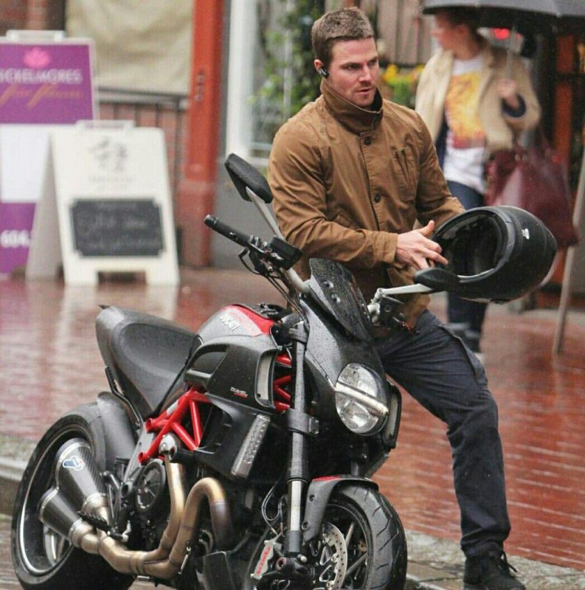 Оливер куин на мотоцикле
