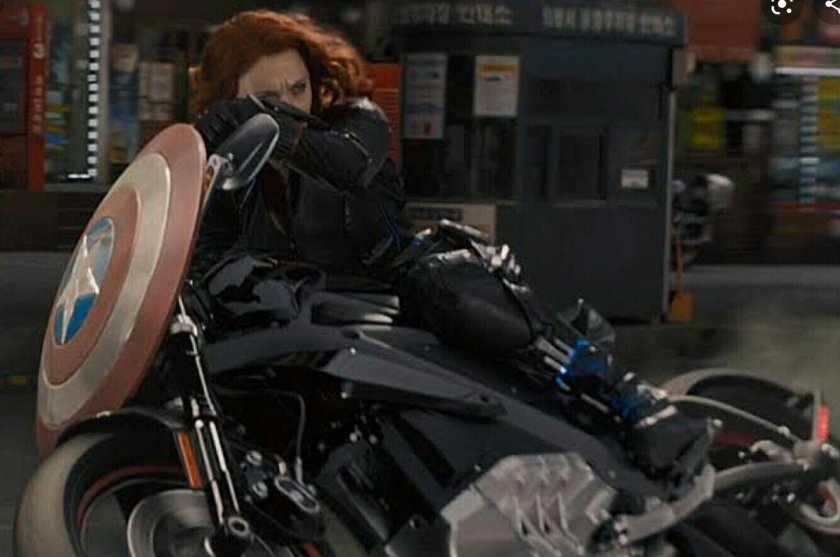 Наташа Романофф на мотоцикле