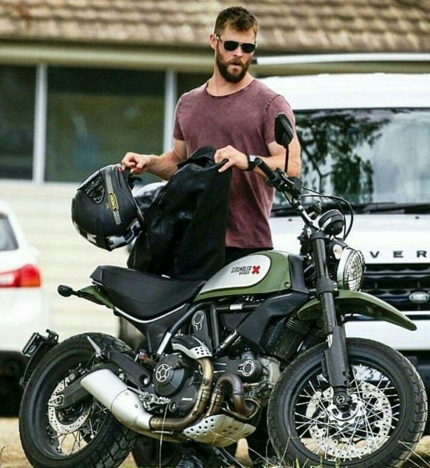 Актеры на мотоциклах