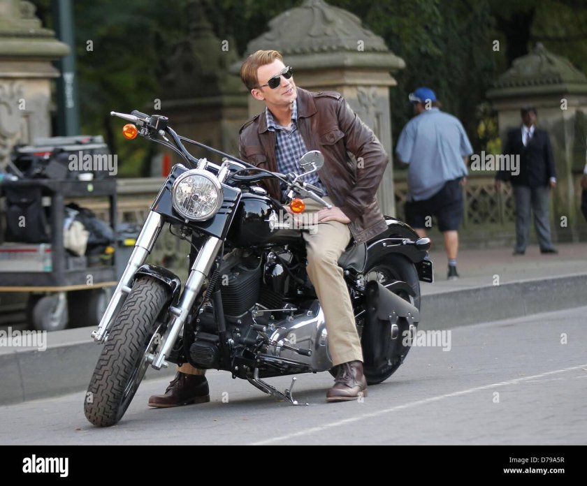 Крис Эванс на мотоцикле