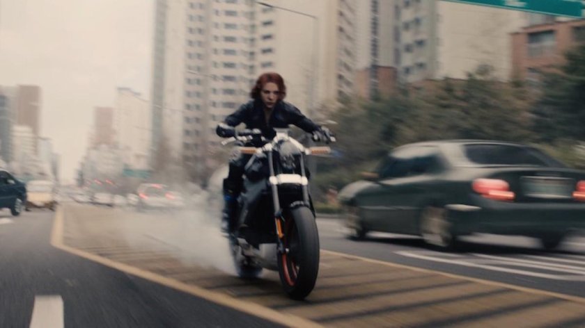 Скарлетт Йоханссон на мотоцикле