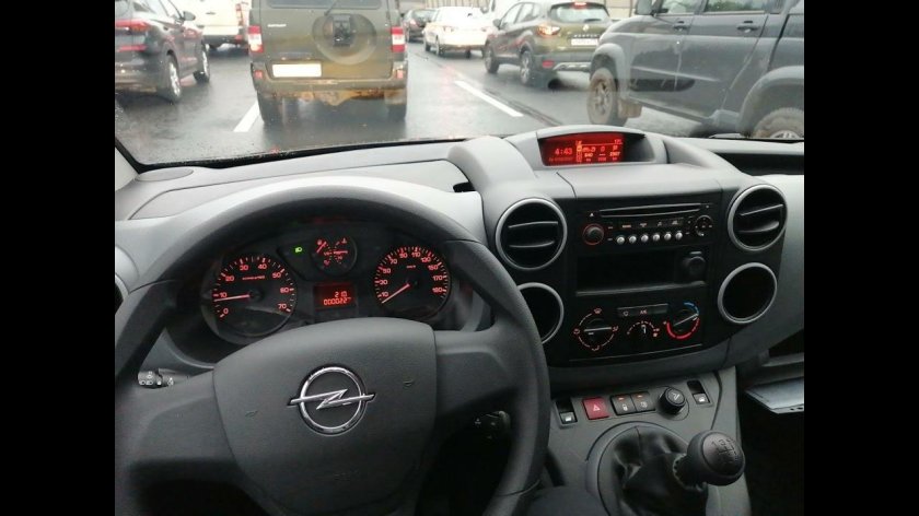 Джеки Чан за рулём Опель комбо