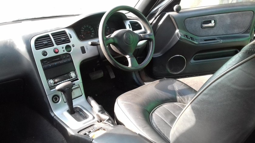 Скайлайн 33 салон