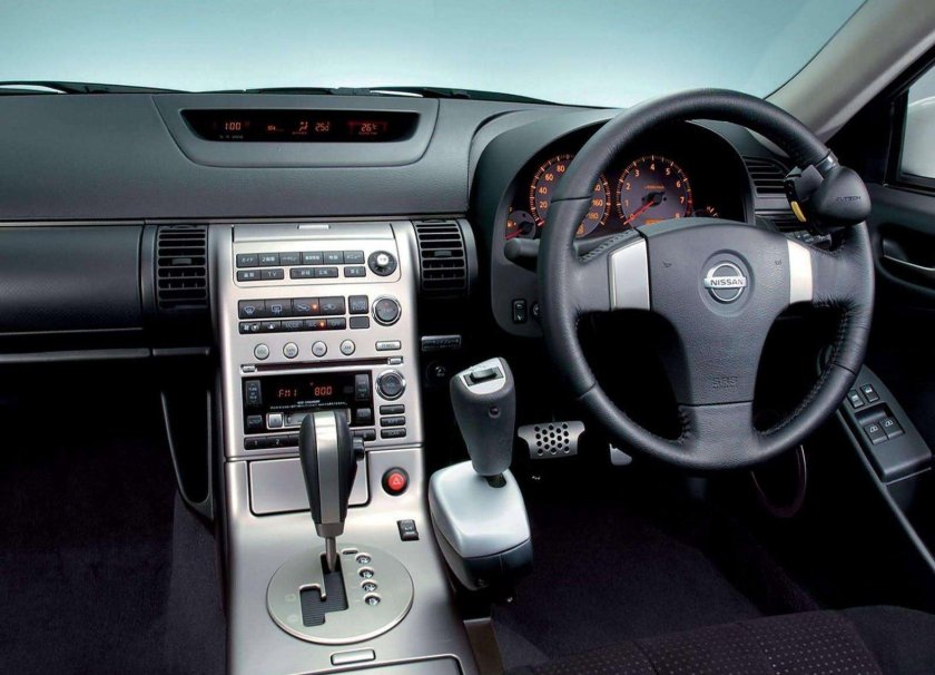 Nissan Skyline 2003 салон