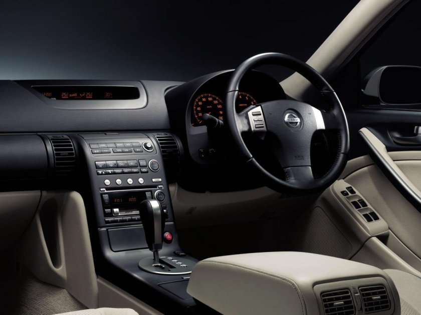 Nissan Skyline 2003 салон