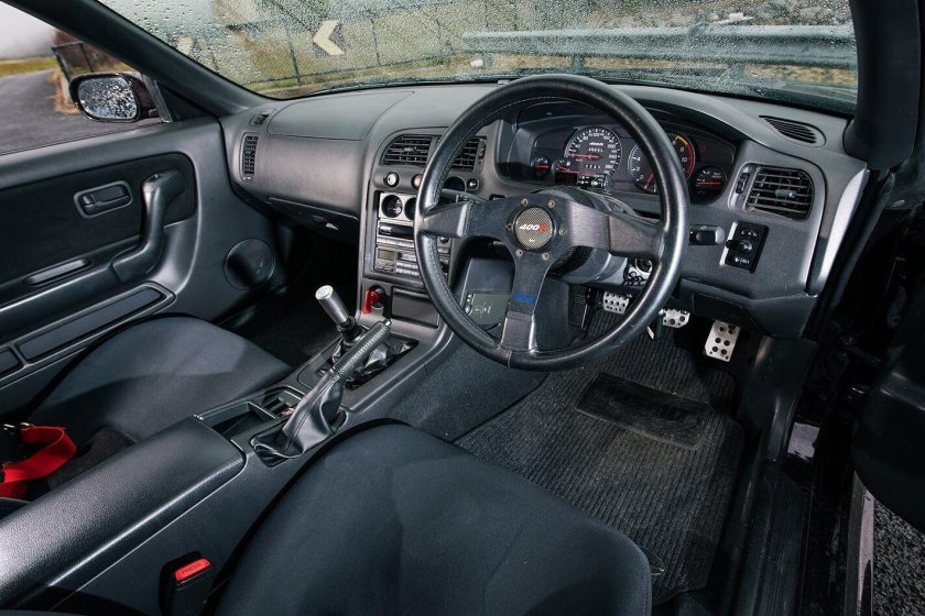 Nissan Skyline GTR r33 Interior