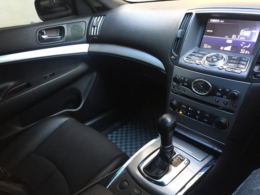 Skyline v36 салон