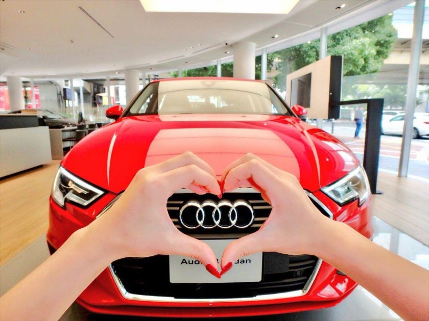 Ауди q3 красная с бантом