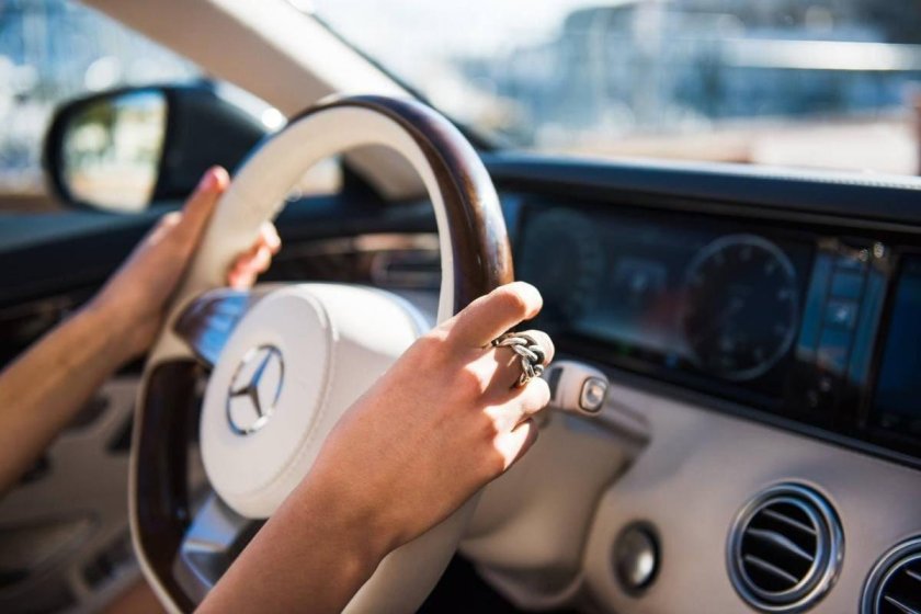 Девушка за рулем Мерседеса