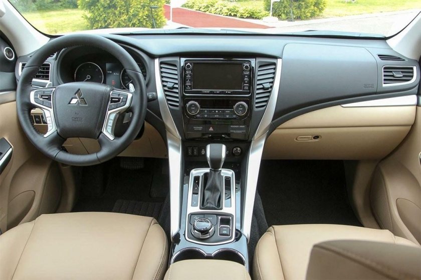 Mitsubishi Pajero Sport 2022 салон